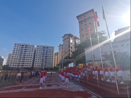 简篇-《彩色的中国》——琼山五小“让读书成为一种习惯”主题班级展演活动